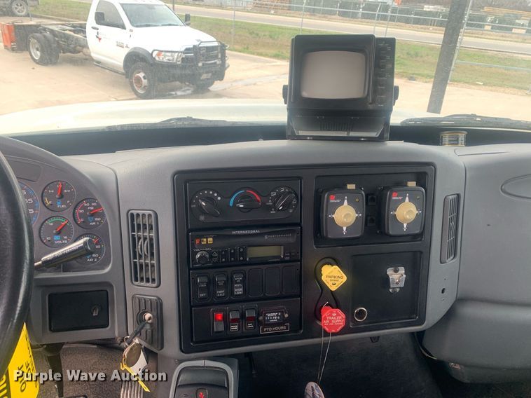 image for item KX9805 2005 International 7300 bucket truck