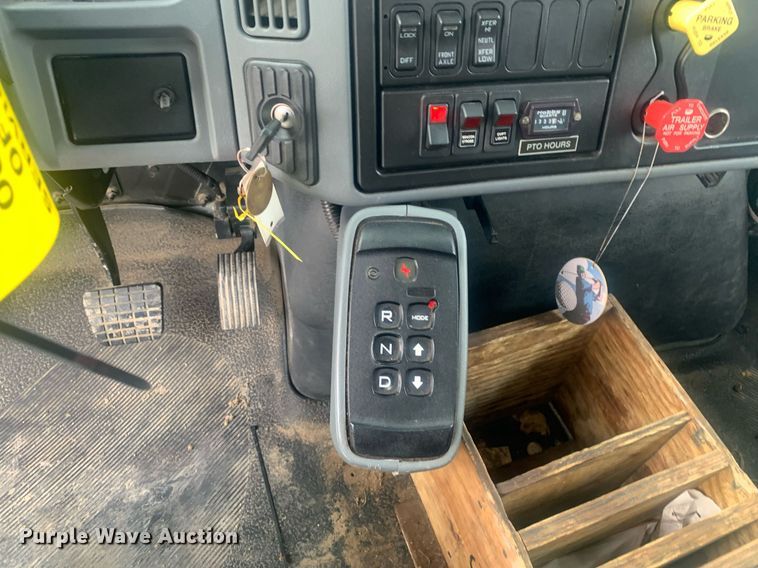 image for item KX9805 2005 International 7300 bucket truck