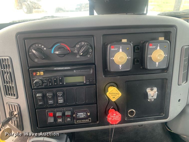 image for item KX9805 2005 International 7300 bucket truck