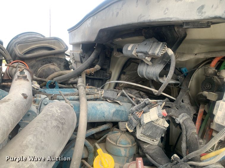 image for item KX9805 2005 International 7300 bucket truck