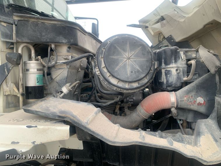 image for item KX9805 2005 International 7300 bucket truck