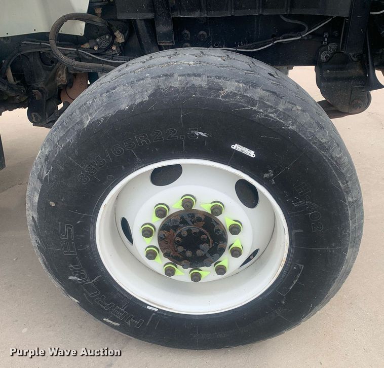 image for item KX9805 2005 International 7300 bucket truck