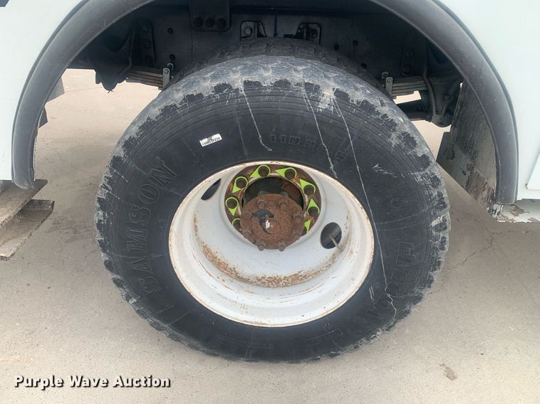 image for item KX9805 2005 International 7300 bucket truck