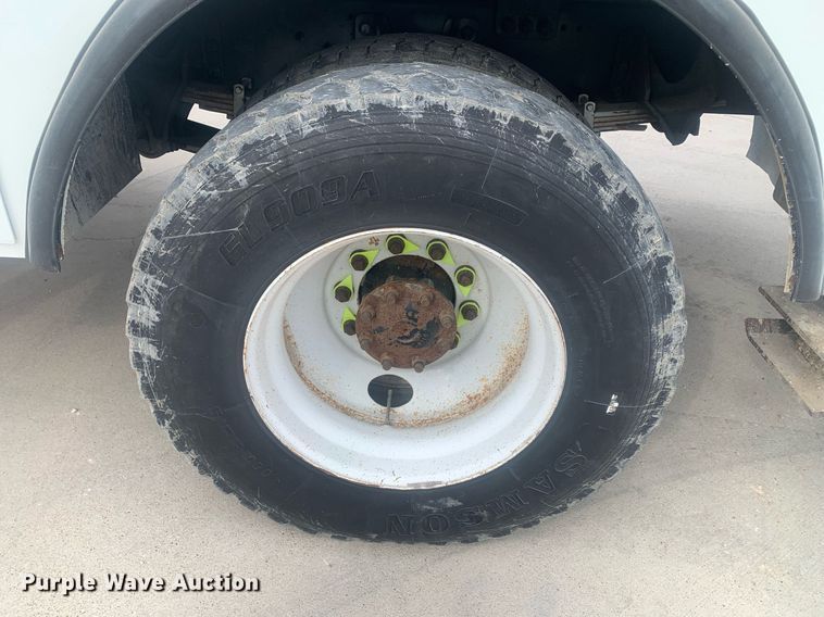 image for item KX9805 2005 International 7300 bucket truck