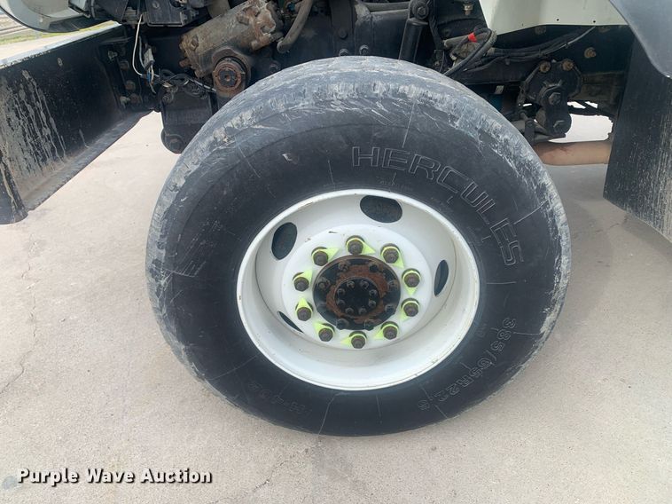 image for item KX9805 2005 International 7300 bucket truck