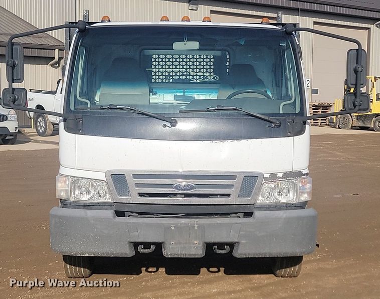 image for item LA9687 2006 Ford  LCF  flatbed truck