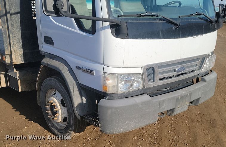 image for item LA9687 2006 Ford  LCF  flatbed truck