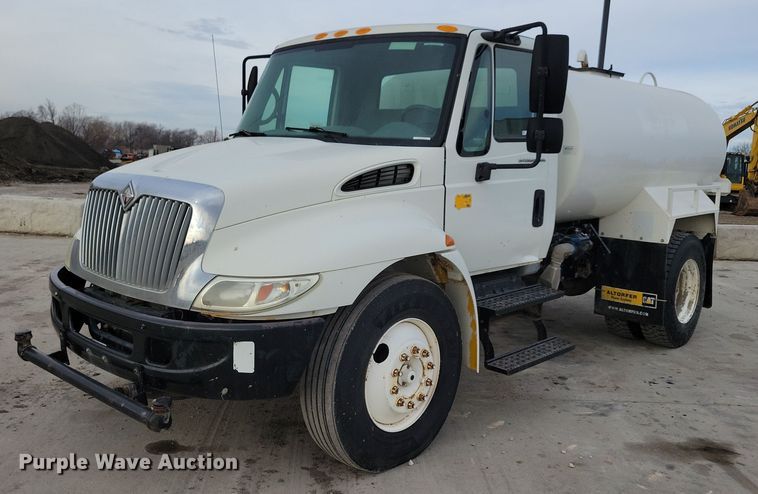 image for item LC9831 2007 International 4300 water truck
