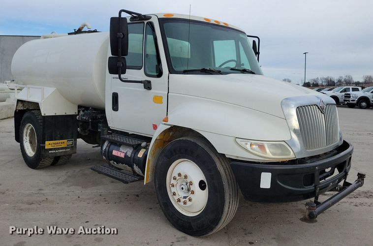 image for item LC9831 2007 International 4300 water truck