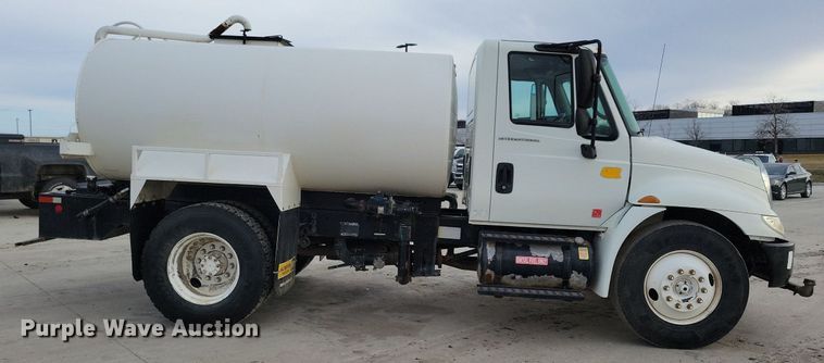 image for item LC9831 2007 International 4300 water truck