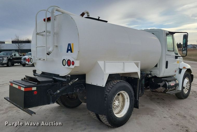 image for item LC9831 2007 International 4300 water truck