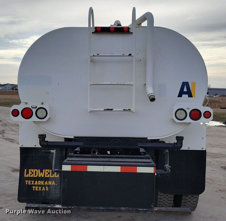 image for item LC9831 2007 International 4300 water truck