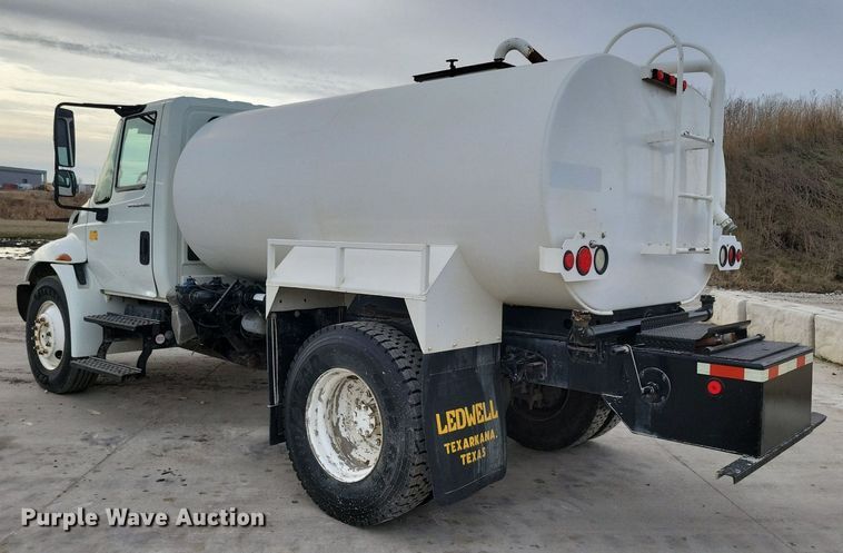 image for item LC9831 2007 International 4300 water truck