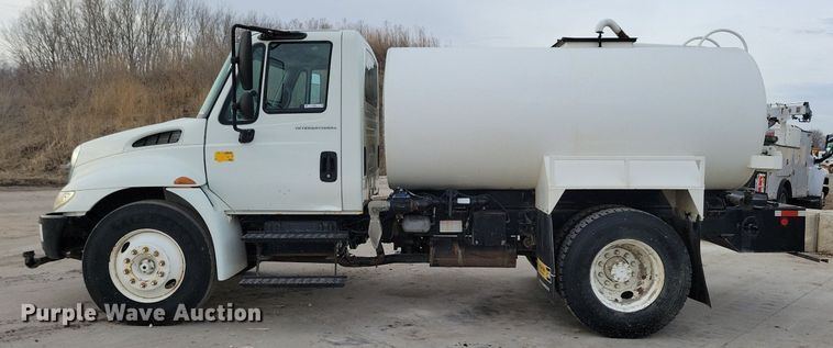 image for item LC9831 2007 International 4300 water truck