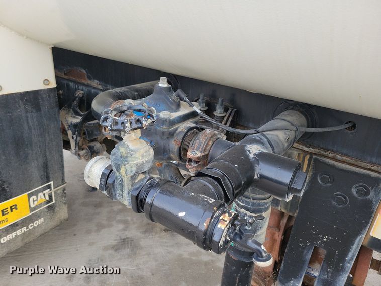 image for item LC9831 2007 International 4300 water truck