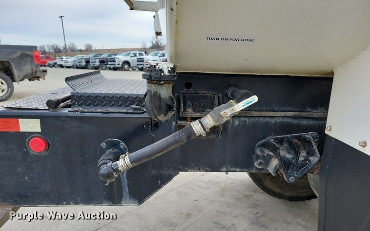 image for item LC9831 2007 International 4300 water truck