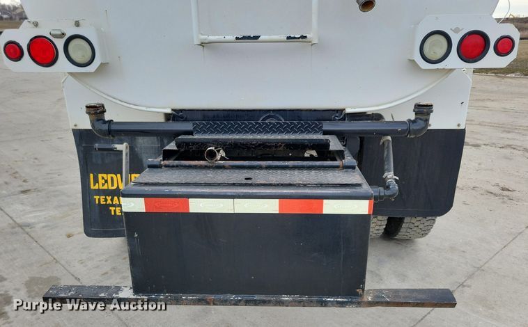 image for item LC9831 2007 International 4300 water truck