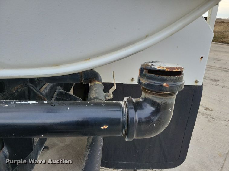 image for item LC9831 2007 International 4300 water truck