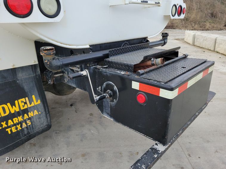 image for item LC9831 2007 International 4300 water truck