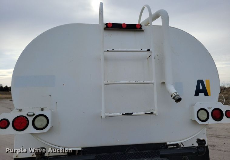 image for item LC9831 2007 International 4300 water truck