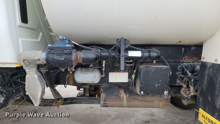 image for item LC9831 2007 International 4300 water truck