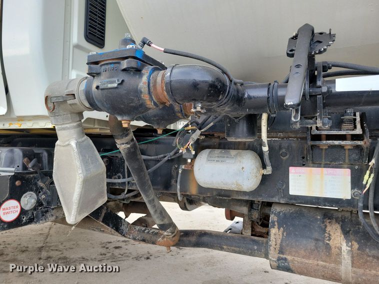 image for item LC9831 2007 International 4300 water truck