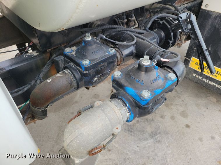 image for item LC9831 2007 International 4300 water truck