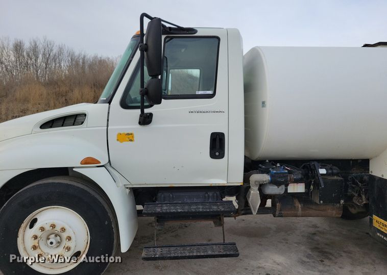 image for item LC9831 2007 International 4300 water truck