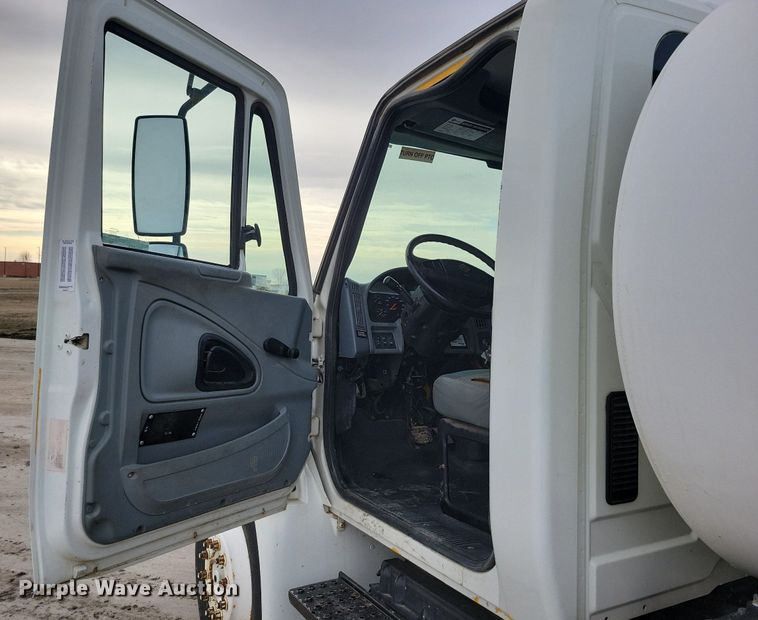 image for item LC9831 2007 International 4300 water truck