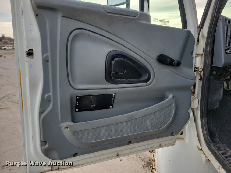 image for item LC9831 2007 International 4300 water truck