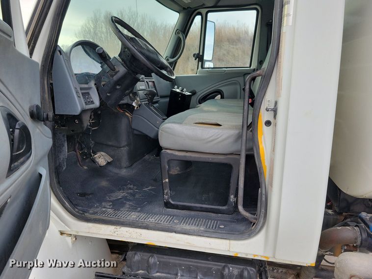 image for item LC9831 2007 International 4300 water truck