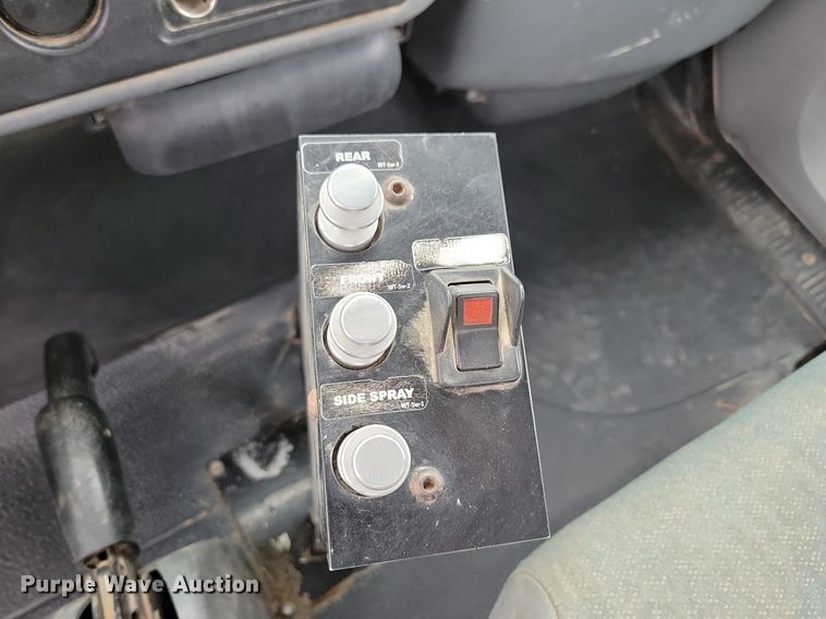 image for item LC9831 2007 International 4300 water truck