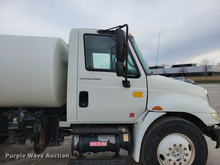 image for item LC9831 2007 International 4300 water truck