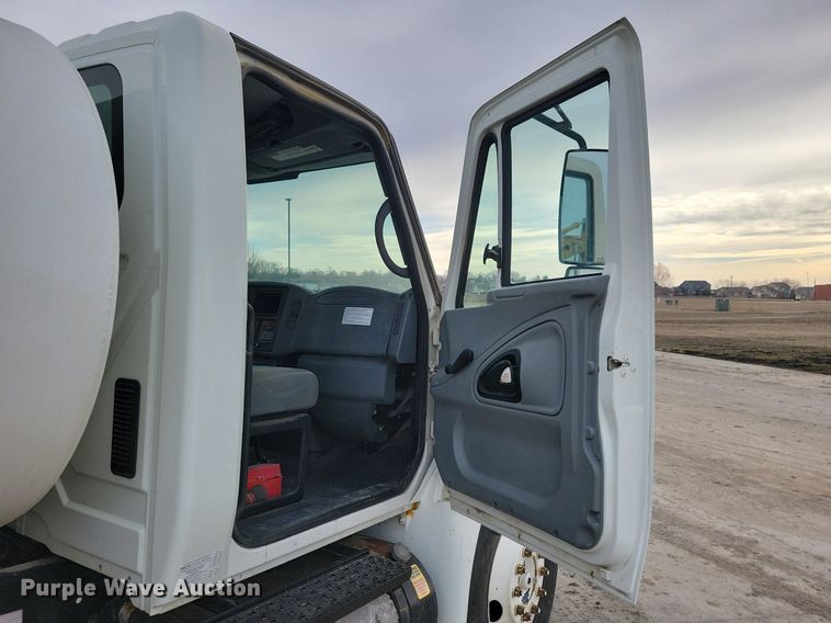 image for item LC9831 2007 International 4300 water truck