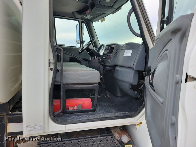 image for item LC9831 2007 International 4300 water truck