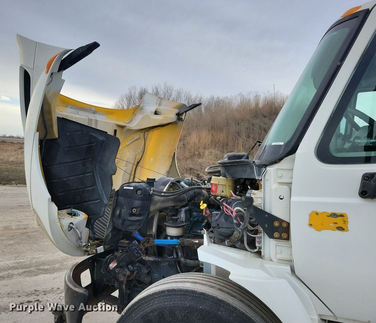 image for item LC9831 2007 International 4300 water truck