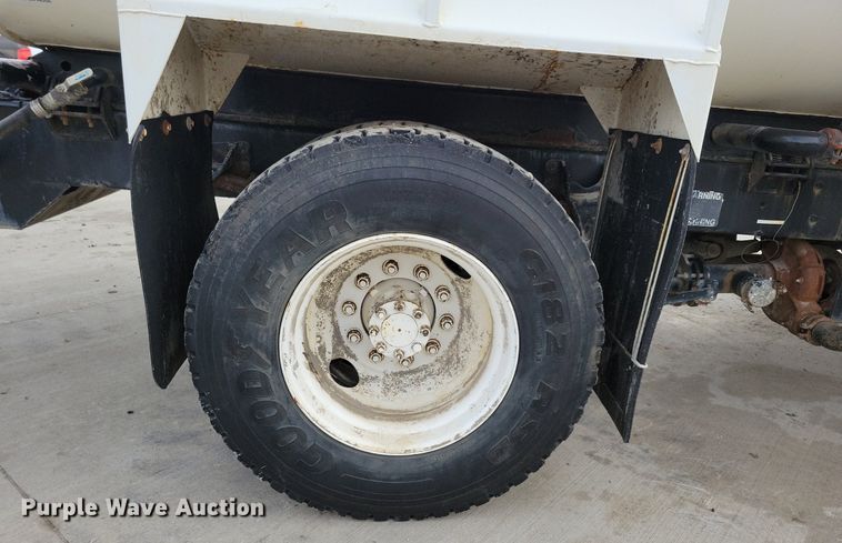 image for item LC9831 2007 International 4300 water truck