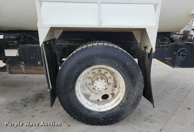 image for item LC9831 2007 International 4300 water truck