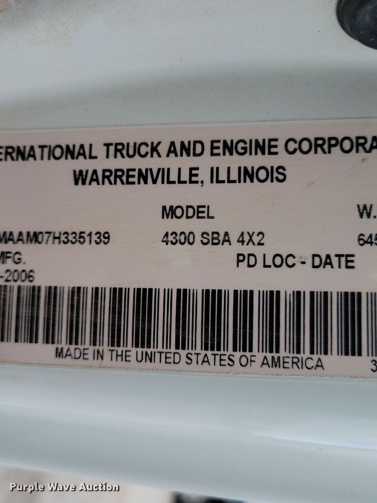 image for item LC9831 2007 International 4300 water truck