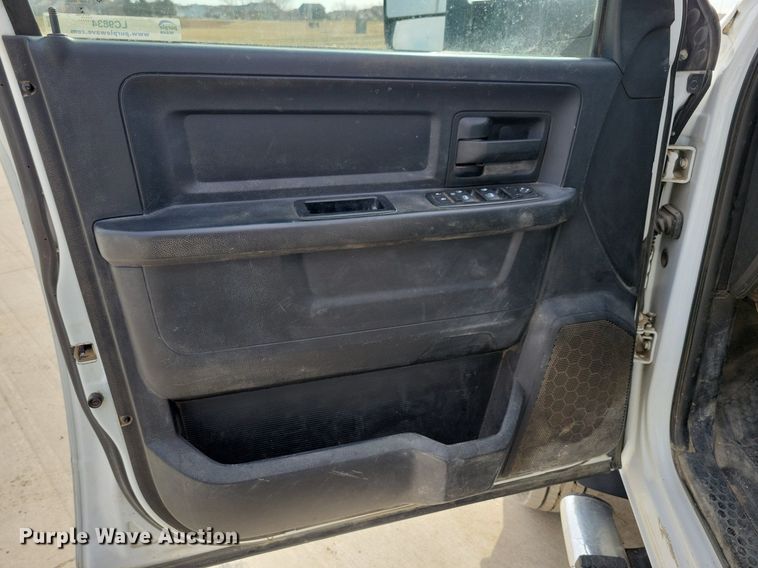 image for item LC9834 2014 Dodge Ram 5500 Crew Cab flatbed pickup truck