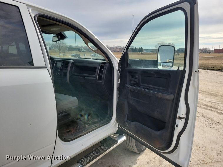 image for item LC9834 2014 Dodge Ram 5500 Crew Cab flatbed pickup truck