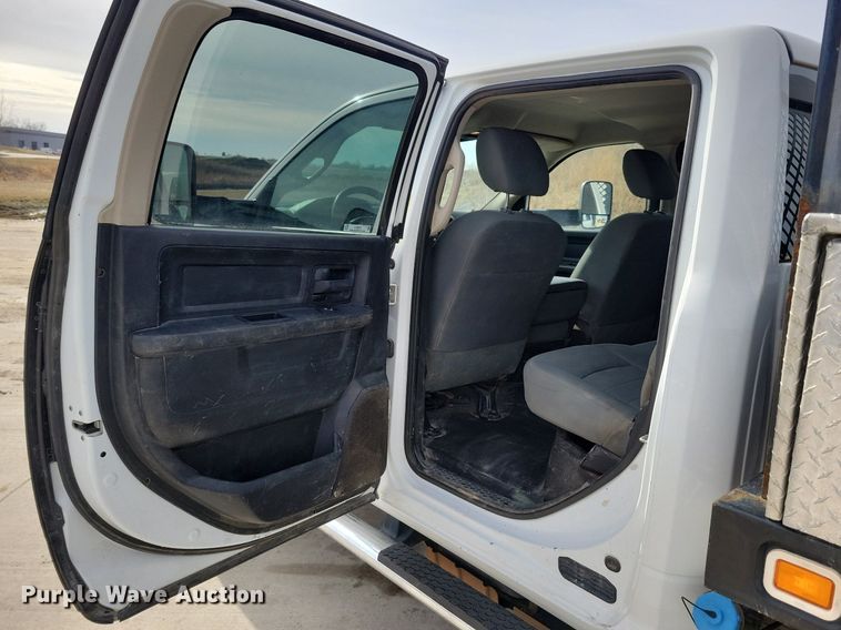 image for item LC9834 2014 Dodge Ram 5500 Crew Cab flatbed pickup truck