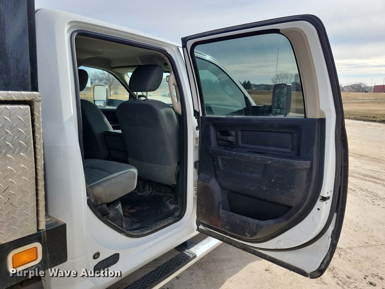 image for item LC9834 2014 Dodge Ram 5500 Crew Cab flatbed pickup truck