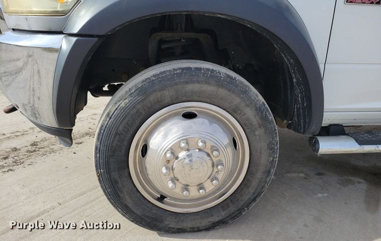 image for item LC9834 2014 Dodge Ram 5500 Crew Cab flatbed pickup truck