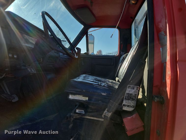 image for item LD9051 1994 Ford F800 dump truck