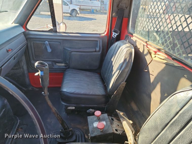 image for item LD9051 1994 Ford F800 dump truck