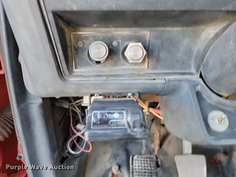 image for item LD9051 1994 Ford F800 dump truck