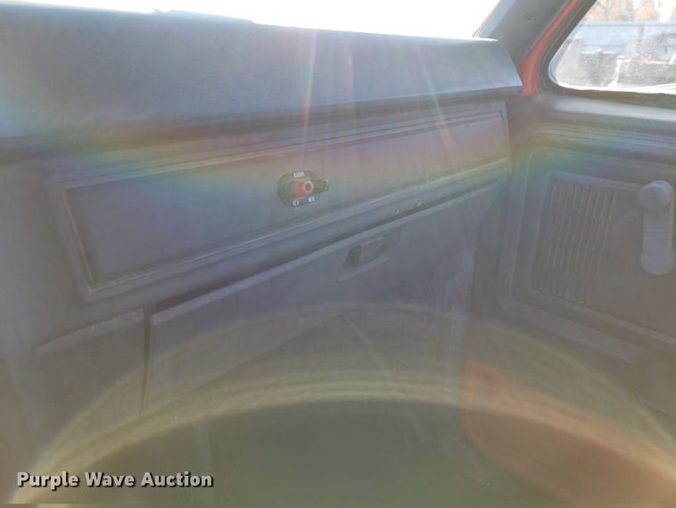 image for item LD9051 1994 Ford F800 dump truck