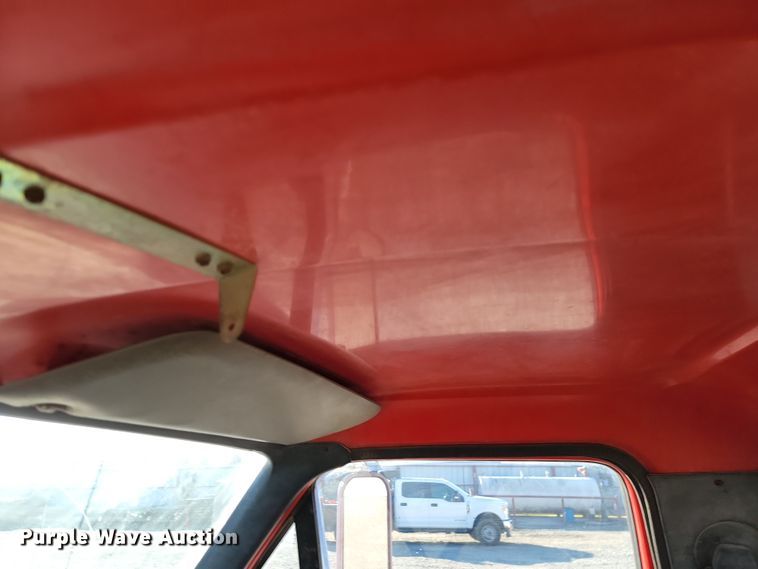 image for item LD9051 1994 Ford F800 dump truck