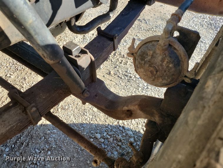 image for item LD9051 1994 Ford F800 dump truck